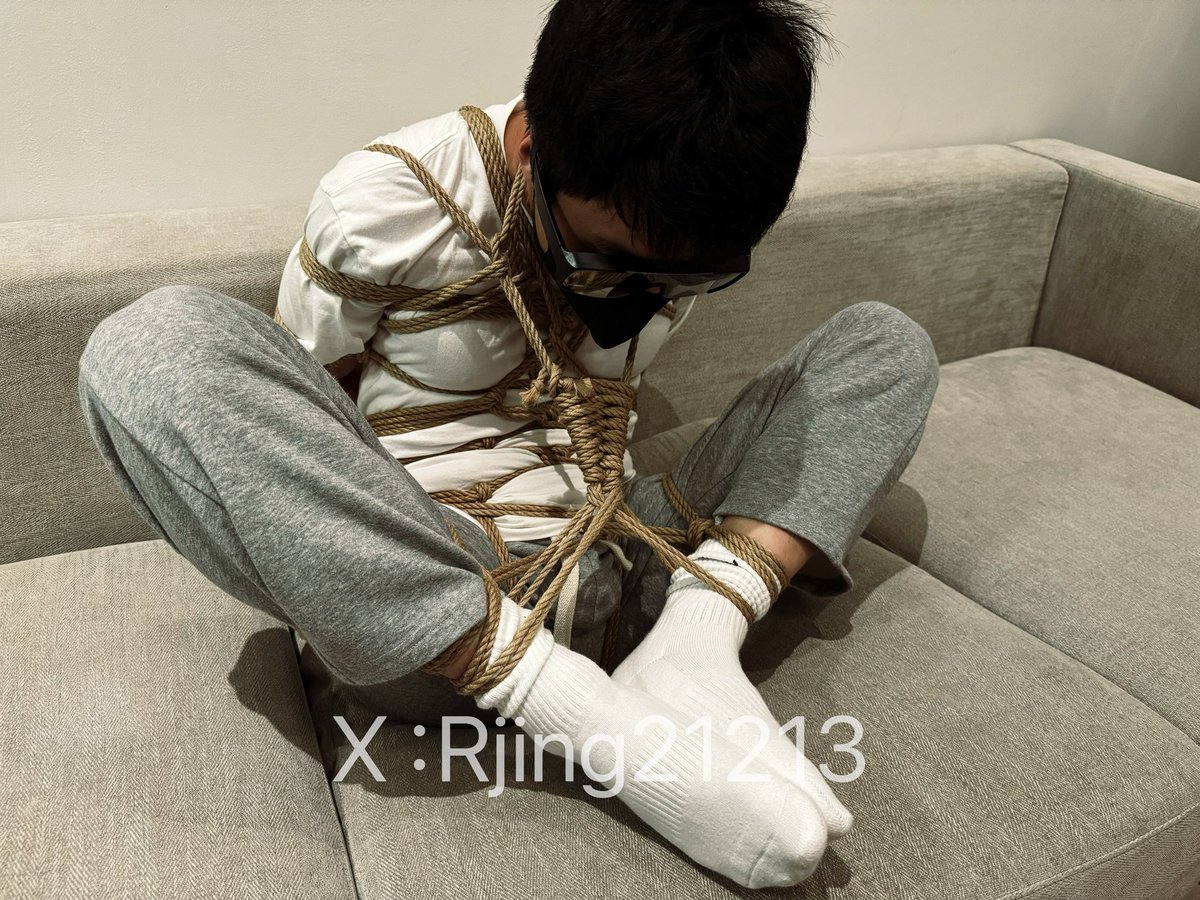 Rjing21213's tweet photo. 上海之旅第三弹
调皮栗子绑了海老缚还不老实，那就放在沙发上自己慢慢挣扎吧~
🪢：@RJing21213 
Ⓜ️：@lizi001_sh 
欢迎南京及周边的s或m前来交流~ https://t.co/61AOYclTI7