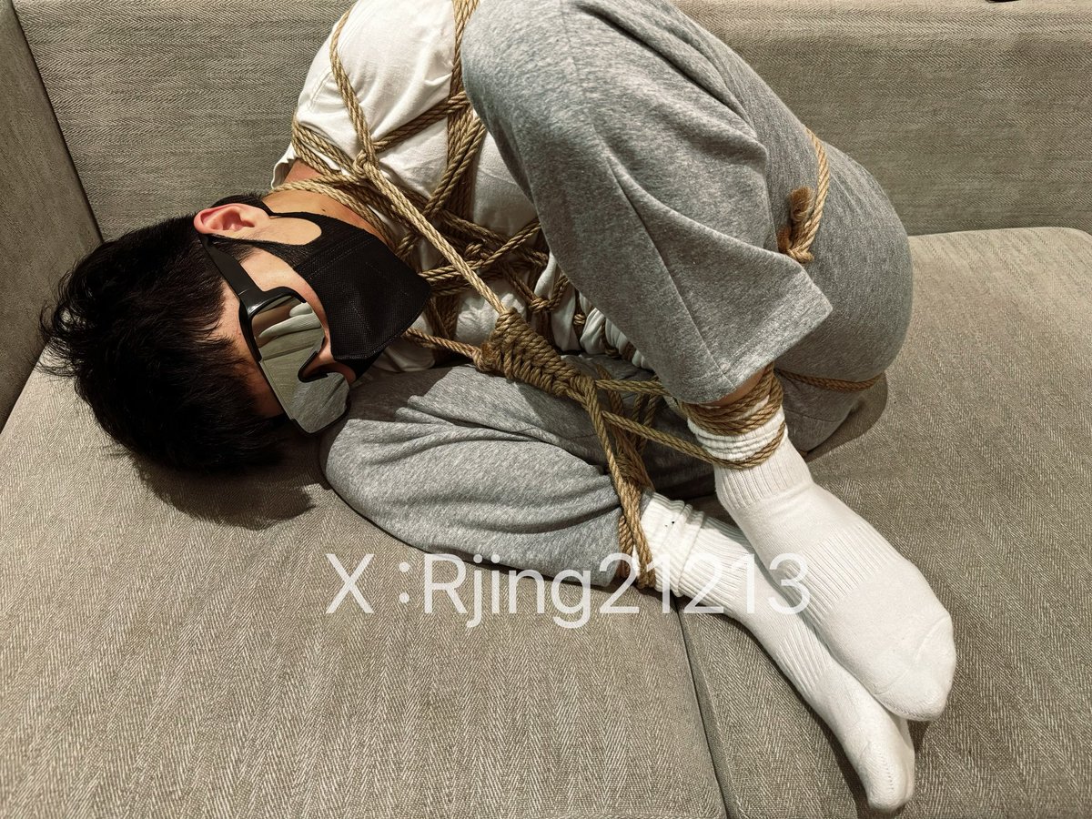 Rjing21213's tweet photo. 上海之旅第三弹
调皮栗子绑了海老缚还不老实，那就放在沙发上自己慢慢挣扎吧~
🪢：@RJing21213 
Ⓜ️：@lizi001_sh 
欢迎南京及周边的s或m前来交流~ https://t.co/61AOYclTI7