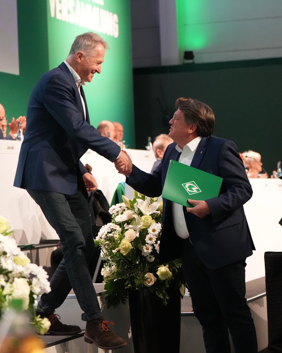 Weiter geht es mit TOP 3: Ehrungen. 🎖️

#Werder | #WerderMV