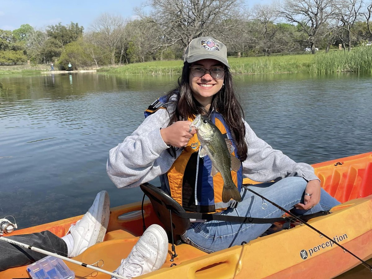 Heroesonthewate's tweet image. Moments like this become the memories we cherish 🎣 we can't wait to get back on the water with you soon! 

#HOWNation #PaddleFishHeal #nicecatch #kayakfishing