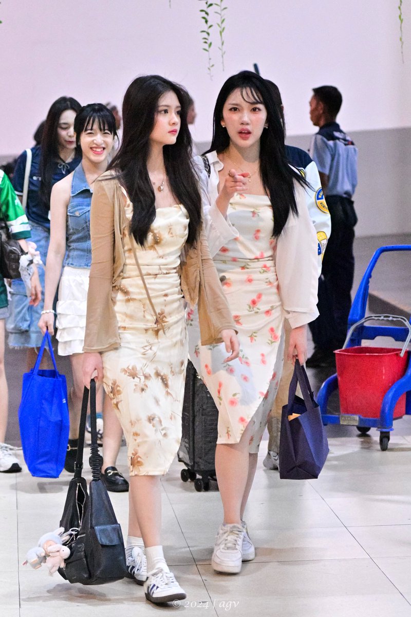 agv48's tweet photo. .@A_ChristyJKT48 @L_MarshaJKT48 

#JKT48AirportFashion #CGK https://t.co/IZunSlhsZb
