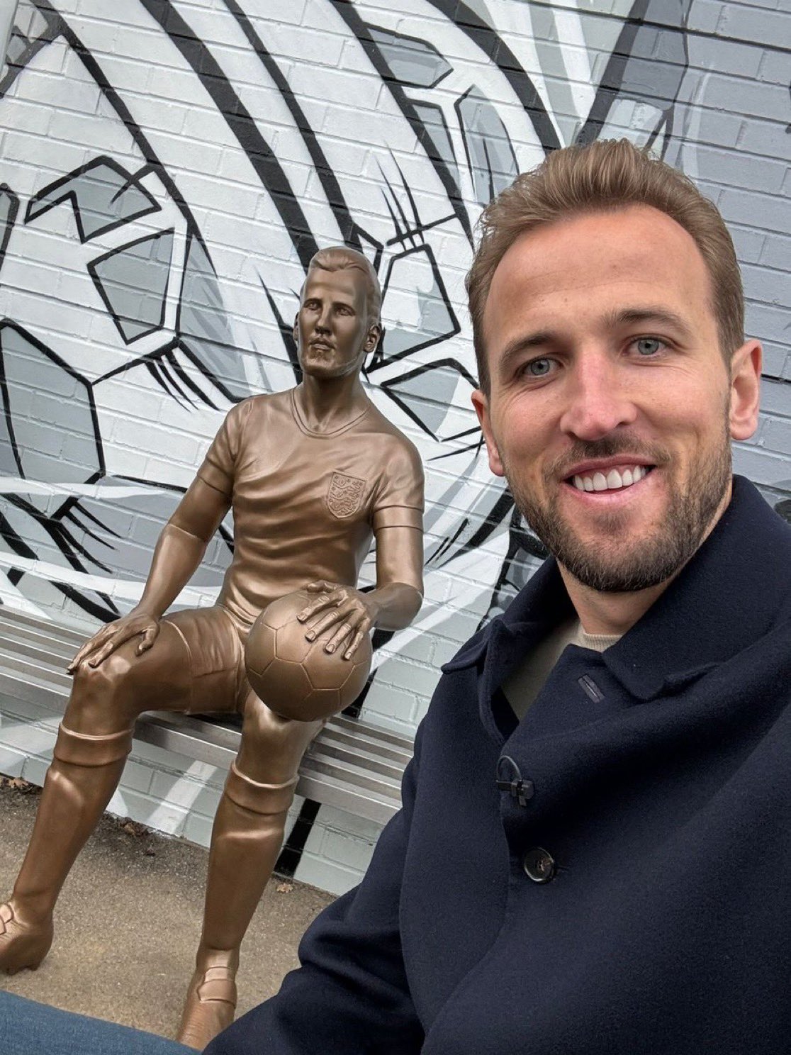 Harry Kane posa con su propia estatua.