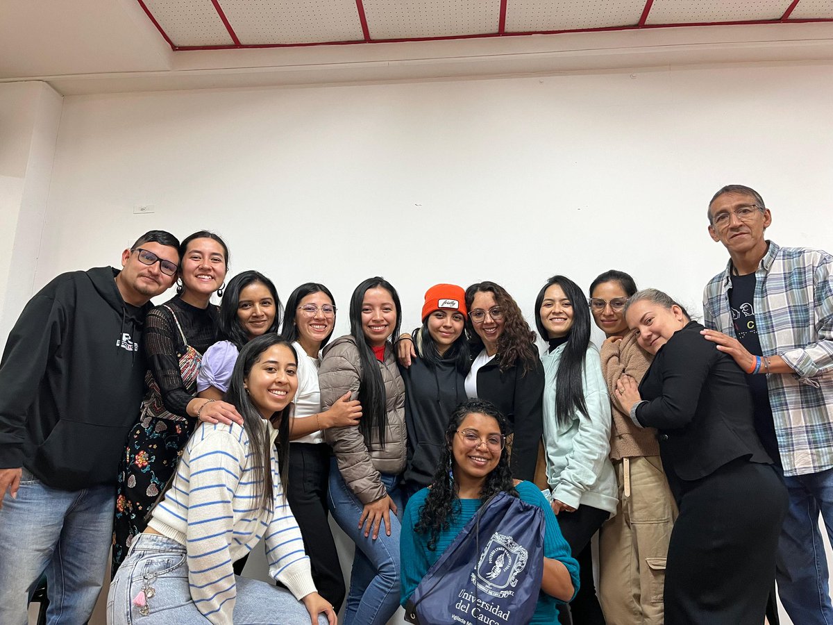 MariaParla3's tweet photo. Hace un año cuando me gradué de la u estaba triste y llevada. Sentía que no tenía amigos y estaba sola. Este año que  volví, creyendo que seria igual, al final terminé mis clases me siento super tranqui y contenta y gané diez amigas bellísimas. NADA ES COMO PARECE. https://t.co/C6CVKFSzOO