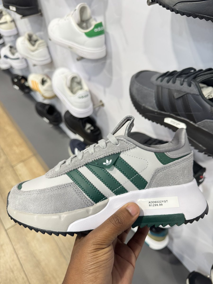 Mluja_Fokol's tweet photo. @Studio_88 I'll be over the moon if I can have this beautiful🔥🔥❤️ @adidasZA #Studio88 #BlackFriday https://t.co/LSoEUEY6vu