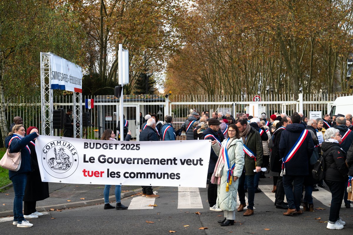 𝗗𝗲𝘀 𝗺𝗮𝗶𝗿𝗲𝘀 𝘂𝗻𝗮𝗻𝗶𝗺𝗲𝘀 𝗽𝗼𝘂𝗿 𝗮𝗿𝗿𝗲̂𝘁𝗲𝗿 𝗱𝗲 𝘁𝘂𝗲𝗿 𝗹𝗲𝘀 𝗰𝗼𝗺𝗺𝘂𝗻𝗲𝘀

Plus de 300 élus en colère rassemblés ce matin devant la préfecture de l'Essonne pour protester contre le projet de loi de finances qui menace l'équilibre financier de nos CT