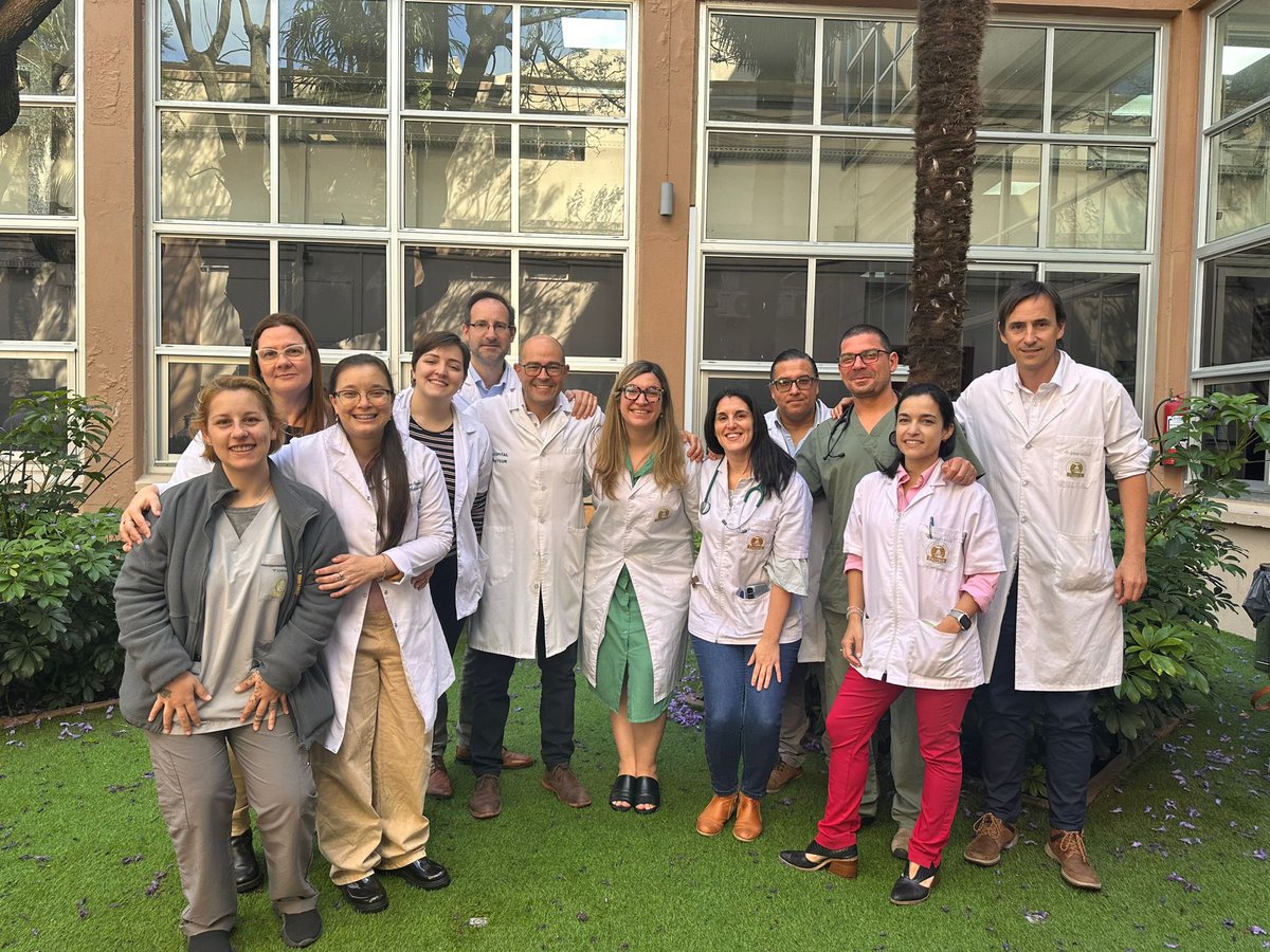 DanzaAlvaro's tweet photo. Hoy salió la foto de despedida de la generación que cursó quinto año en la
Clínica Médica 2 del Hospital Pasteur. Excelente ejemplo de complementariedad @ASSEcomunica y @Udelaruy @fmedoficial Preciosa generación, gracias por acompañarnos. Tenemos un gran plantel docente. https://t.co/ijRvdWXPtt