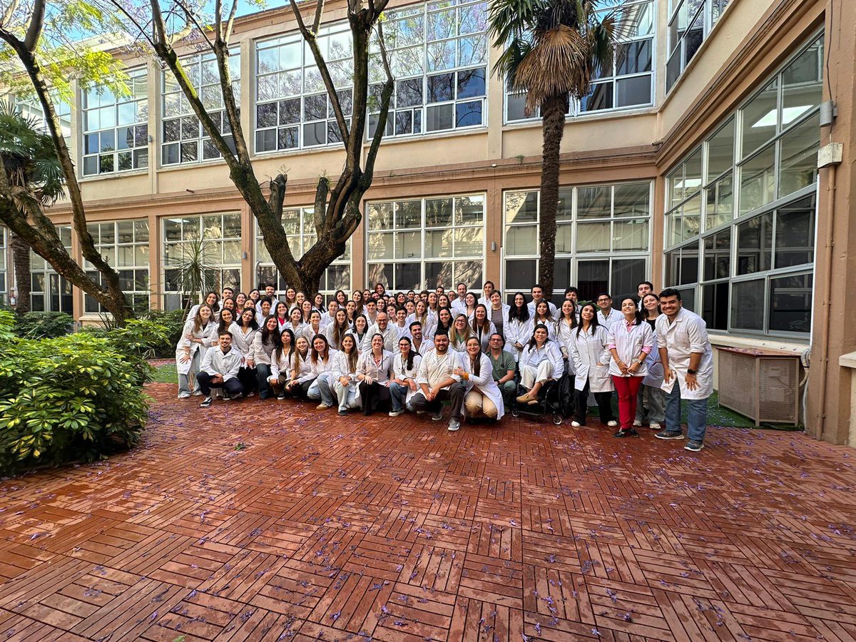 DanzaAlvaro's tweet photo. Hoy salió la foto de despedida de la generación que cursó quinto año en la
Clínica Médica 2 del Hospital Pasteur. Excelente ejemplo de complementariedad @ASSEcomunica y @Udelaruy @fmedoficial Preciosa generación, gracias por acompañarnos. Tenemos un gran plantel docente. https://t.co/ijRvdWXPtt