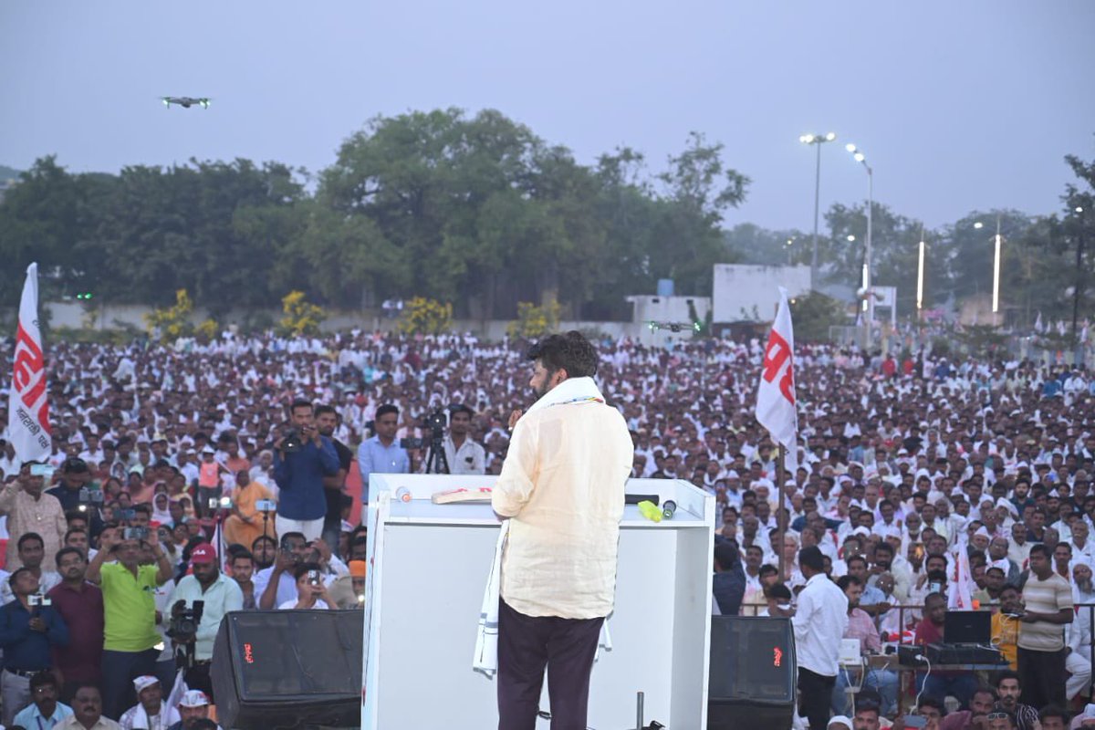 RealBacchuKadu's tweet photo. या रेकॉर्डब्रेक गर्दीत एक विजयाची ललकार आहे,
बच्चूभाऊंनाच विजयी करण्याचा जनतेचा निर्धार आहे !
गांधी पुल, अचलपुर येथील विजय निश्चिती अभुतपुर्व जाहीर सभा… https://t.co/3ckCFSZ79d