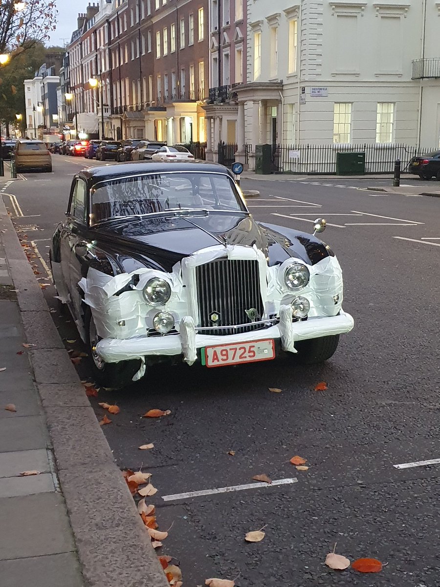 Carsnthings1's tweet image. This amazing Bentley in bandages! Taking protection to the next level!
#autopap #helenwakerley #Bentley @UKClassicCars #manorclassiccars