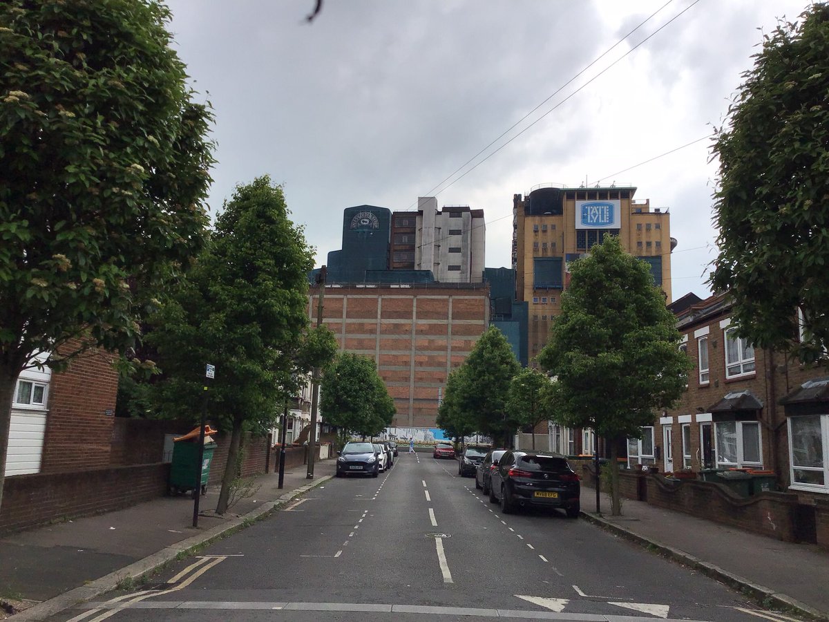 SimonSimondevon's tweet photo. Tate and lyles two factories are only a mile apart in Silvertown London,Thames refinery on the left was owned by henry Tate,and Plaistow wharf on the right by Abram Lyle,they merged in 1921,and both still operating today https://t.co/khSYeEukHo