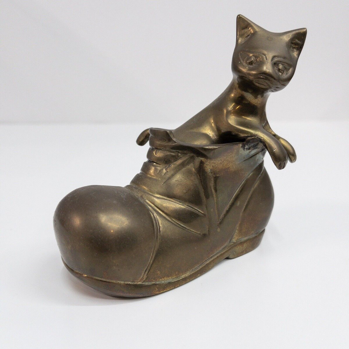 IRGRL's tweet image. This is from my sons ebay store! 3k items sold! See something you like? He considers all offers!@2threaded - 2threaded on ebay, Instagram and tikTok

Vintage Solid Brass Kitty Cat in shoe figurine Made India, W/patina

ebay.com/itm/1867891530…
#Vintage #homedecor
#brassdecor