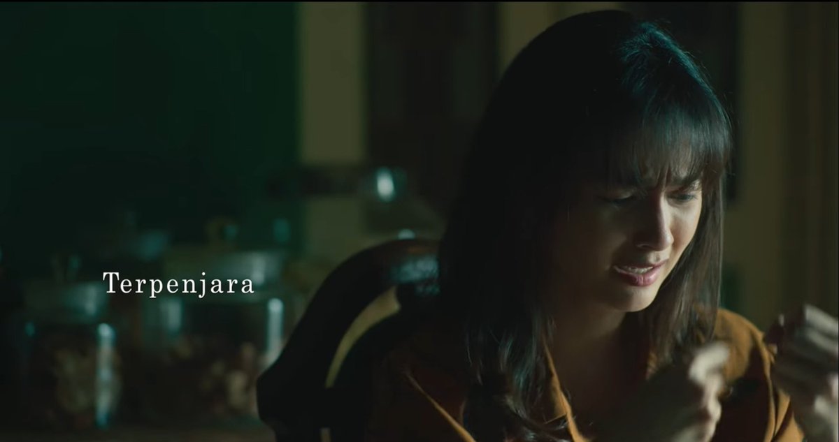 HabisNontonFilm's tweet image. Abis nonton DEWI, film ttg cewek tuli yg tinggal sama kakek overprotective.

Dia mau mandiri, kaya temannya yg jg tuli tp bisa jd model di kota. Apalagi sejak ada Rino, travel blogger tuli yg "bebas".

Dia liburan aja gak dibolehin. Kasian gak tau apa2 krn gak pernah ke mana2 😭