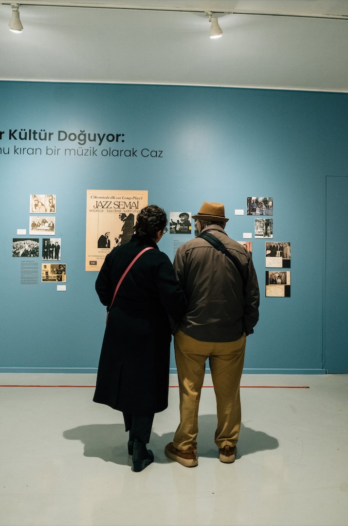 Beyoğlu Caz Festivali kapsamında İBB Kültür AŞ ortaklığıyla M. Cevahir Akbaş küratörlüğünde düzenlenen “Yolculuğa Bakmak: Cazın Hafızası” başlıklı sergi 20 Aralık’a kadar Taksim Sanat’ta sanatseverlerle buluşuyor. artfulliving.com.tr/gundem/taksim-… (<a href="/ibbtaksimsanat/">ibbtaksimsanat</a>)