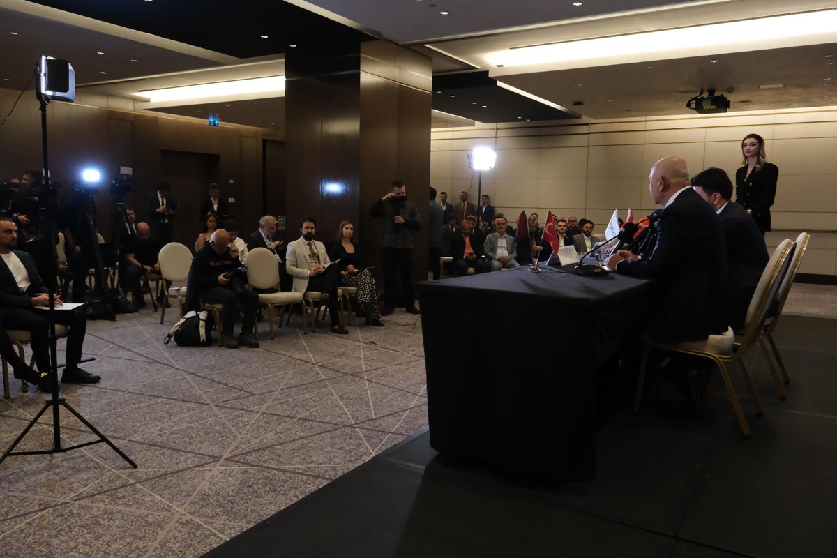 Fatih Karagümrük Spor Kulübü ile isim sponsorluğu anlaşmasının imza töreninde bir araya gelmenin gururunu yaşıyoruz. Solwie Energy olarak, bu iş birliğiyle sporda sürdürülebilir başarıları desteklerken, toplumsal faydayı önceliklendiren projelere imza atmaya devam edeceğiz.