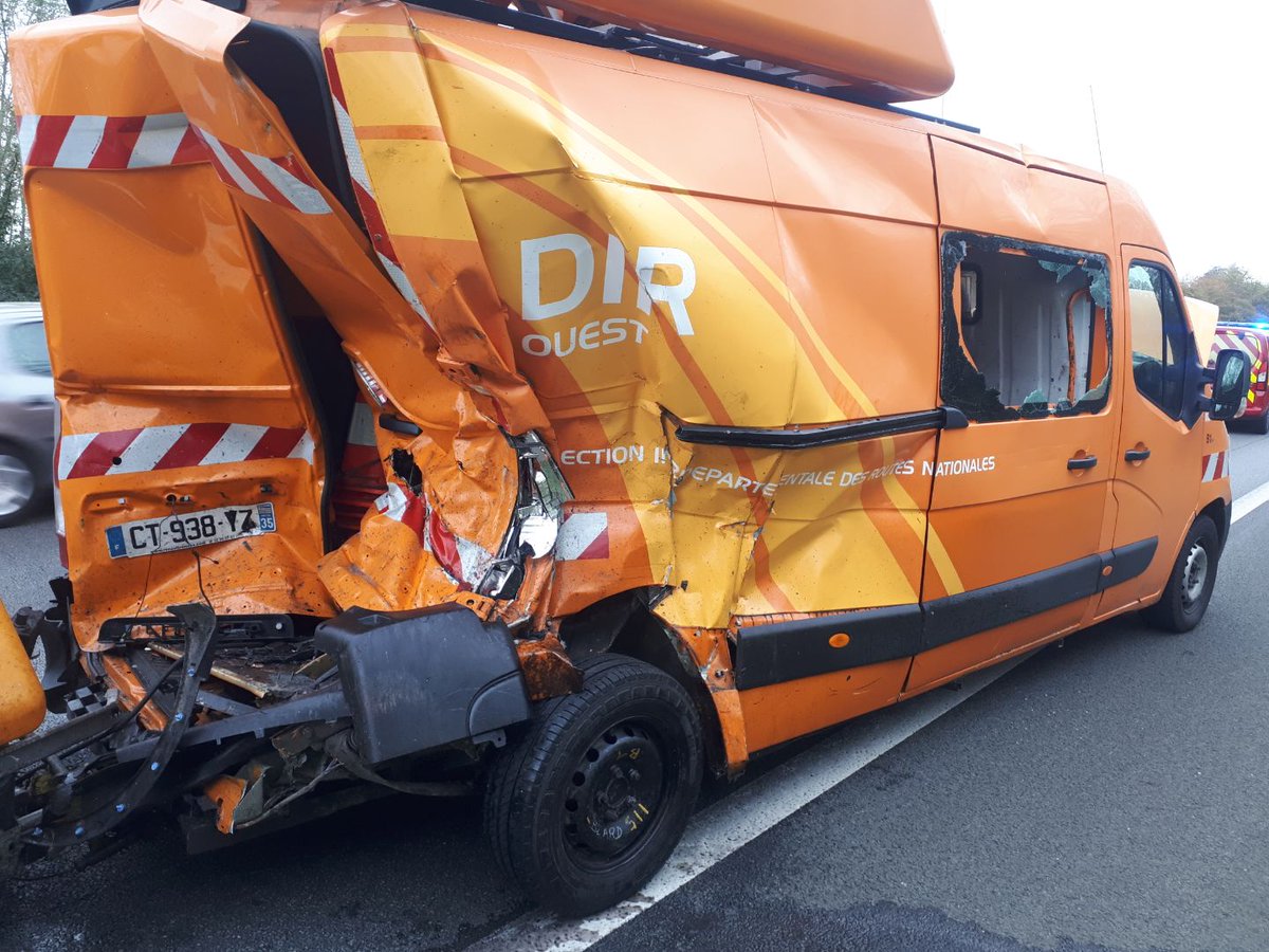 😔 Et ENCORE...21e accident 
Ce midi, un fourgon de la #DIROuest équipé d’une flèche lumineuse a été percuté sur la RN137 au niveau d'Héric lors d’un fauchage. Heureusement, pas de blessé, mais jusqu’à quand ?
👉 Ralentissez, respectez la signalisation, corridor de sécurité !