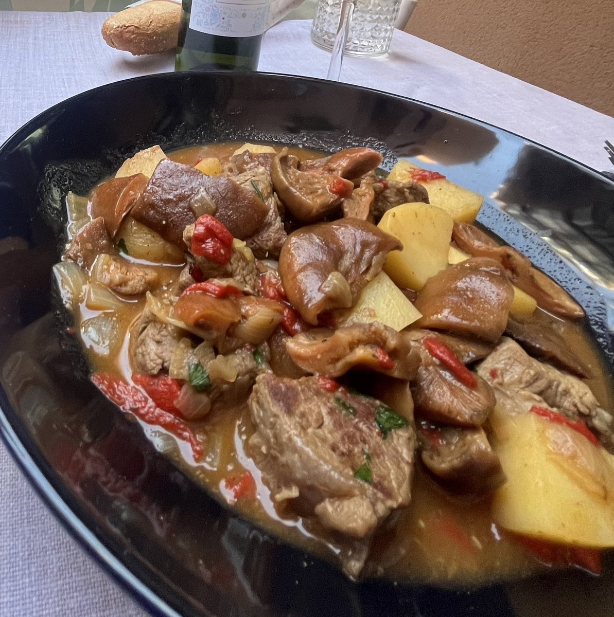 Níscalos, patatas, ternera y extras de la nevera. El día libre se cocina en casa.