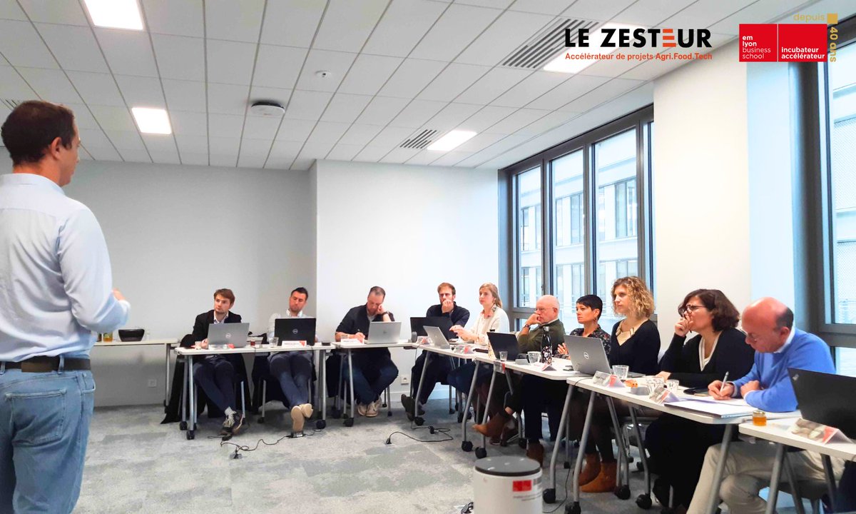 emlyon venture labs (@el_venturelabs) on Twitter photo Début novembre le jury de sélection du Zesteur se réunissait pour la prochaine promo !
⏰ Le compte à rebours est lancé et le prochain Bootcamp se déroulera à l’<a href="/EMLYON/">emlyon business school</a> à partir du 26 novembre : 7 nouvelles start-up sont prêtes à révolutionner l’Agri.Food.Tech 🚀 Début novembre le jury de sélection du Zesteur se réunissait pour la prochaine promo !
⏰ Le compte à rebours est lancé et le prochain Bootcamp se déroulera à l’<a href="/EMLYON/">emlyon business school</a> à partir du 26 novembre : 7 nouvelles start-up sont prêtes à révolutionner l’Agri.Food.Tech 🚀