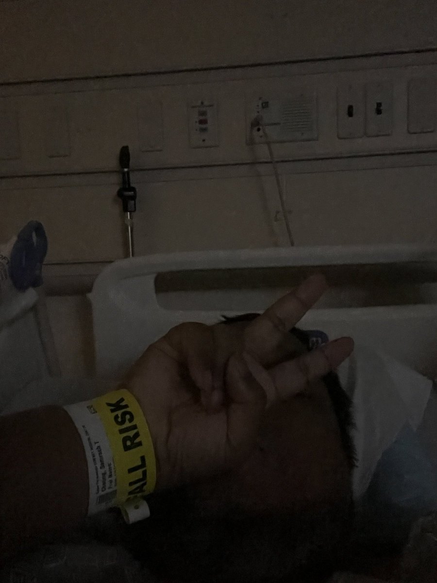 Your favorite fall risk checking in. 

Surgery went well (oh, I had surgery btw)

I’ll be accepting good vibes if y’all wanna send any my way ✌🏾