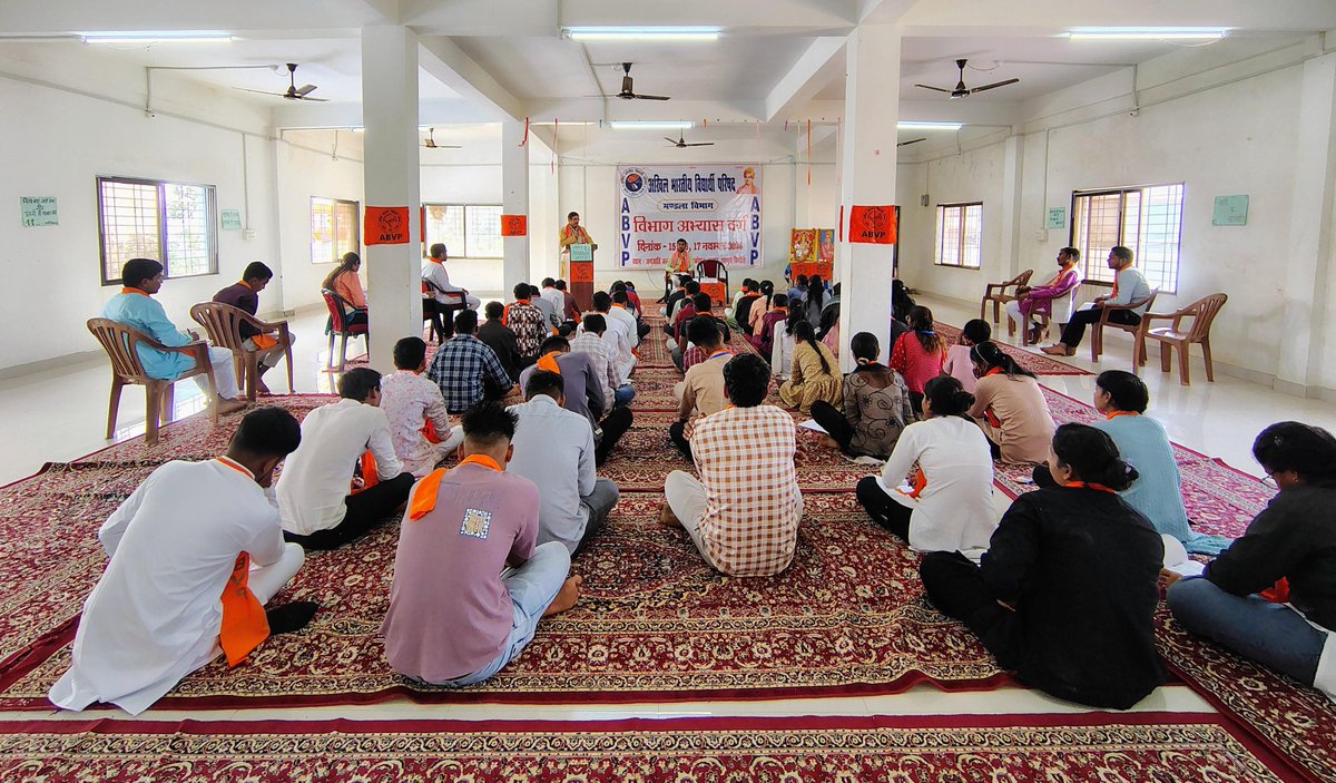 शहपुरा इकाई में आयोजित हो रहे अभाविप मंडला विभाग के दो दिवसीय विभाग अभ्यास वर्ग का विधिवत शुभारंभ महाकौशल प्रांत के प्रांत उपाध्यक्ष डॉ शिव कुमार मिश्रा जी, विभाग संयोजक श्री प्रवीण ठाकुर जी, विभाग संगठन मंत्री श्री रामाधार सिंह बैस जी द्वारा दीप प्रज्ज्वलित कर किया गया।
<a href="/ABVPMK/">ABVP Mahakoshal M.P.</a>