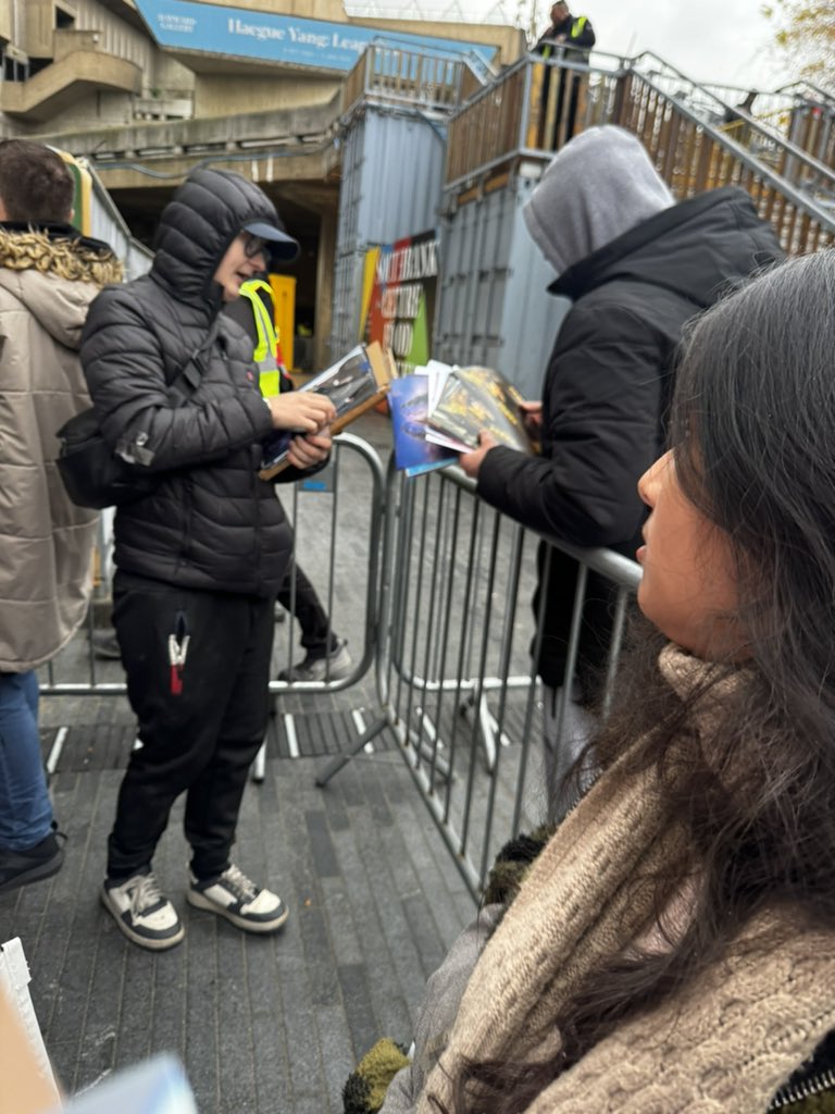 needybrandon's tweet photo. ‼️A few guys at the London Wicked Premiere having a tonne of posters dropped off just to get signed by Ariana to sell off https://t.co/S7LoYwWnWK