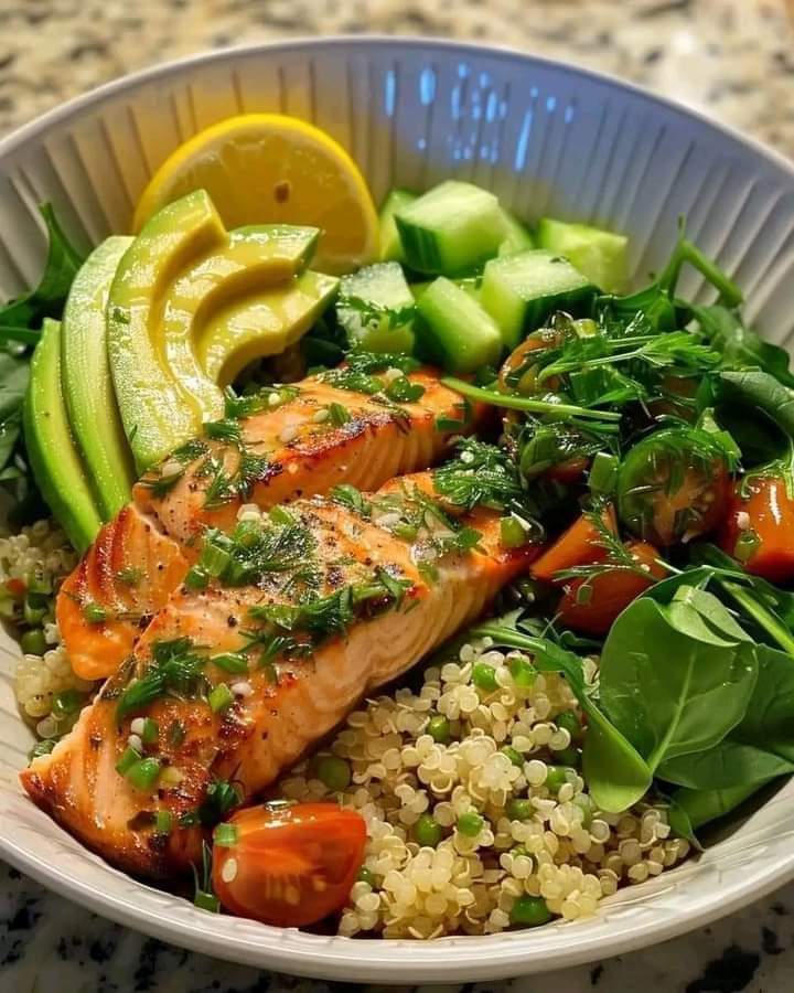 🍋 Lemon Herb Salmon and Avocado Quinoa Bowl

📝 Ingredients:

For the Salmon:

🐟 2 salmon fillets (about 6 oz each)
🍋 Juice of 1 lemon
🌿 1 tbsp fresh dill, chopped
🌿 1 tbsp fresh parsley, chopped
🧄 2 cloves garlic, minced
🛢️ 1 tbsp olive oil
🧂 Salt and pepper, to taste
For
