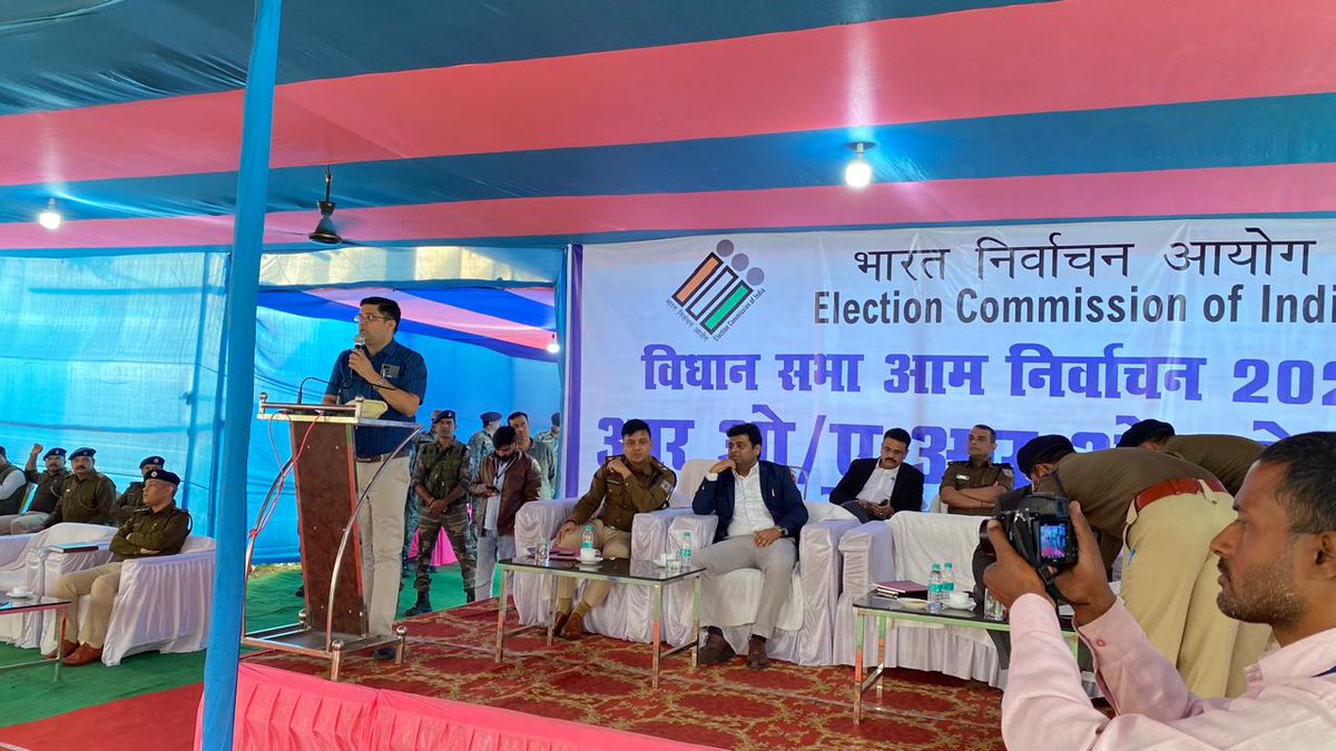 DC_Ramgarh's tweet photo. आगामी विधानसभा निर्वाचन 2024 की तैयारियों की निर्वाचन आयोग से आए प्रेक्षकों  द्वारा मतदान को सफलता पूर्वक संपन्न कराने हेतु पुलिस पदाधिकारियों को दी गई अंतिम प्रशिक्षण ।
@ceojharkhand @ECISVEEP https://t.co/SMySDKCPev