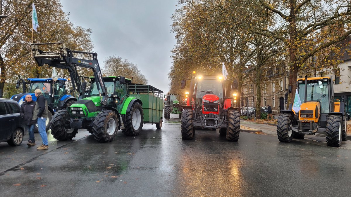 Avec leurs tracteurs, les agriculteurs <a href="/FDSEA80/">FDSEA Somme</a> bloquent la circulation devant le cirque Jules Verne, entre la rue de Beauvais et la place du Maréchal Joffre, à Amiens. Les automobilistes sont déroutés par la police. #AgriculteursEnColère