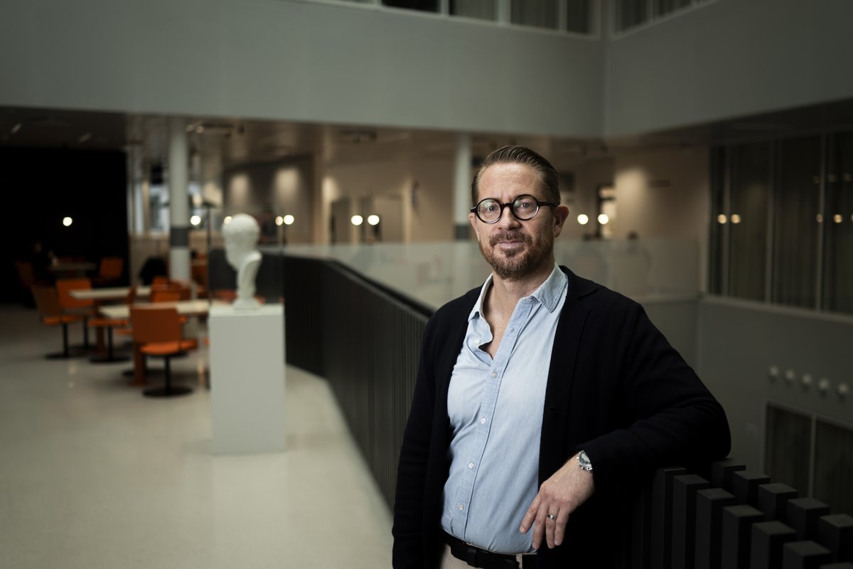 Mikael Rostila, professor i folkhälsovetenskap vid Stockholms universitet, får drygt 2,6 miljoner kronor från det statliga forskningsrådet Forte för forskning om välbefinnande. su.se/institutionen-…