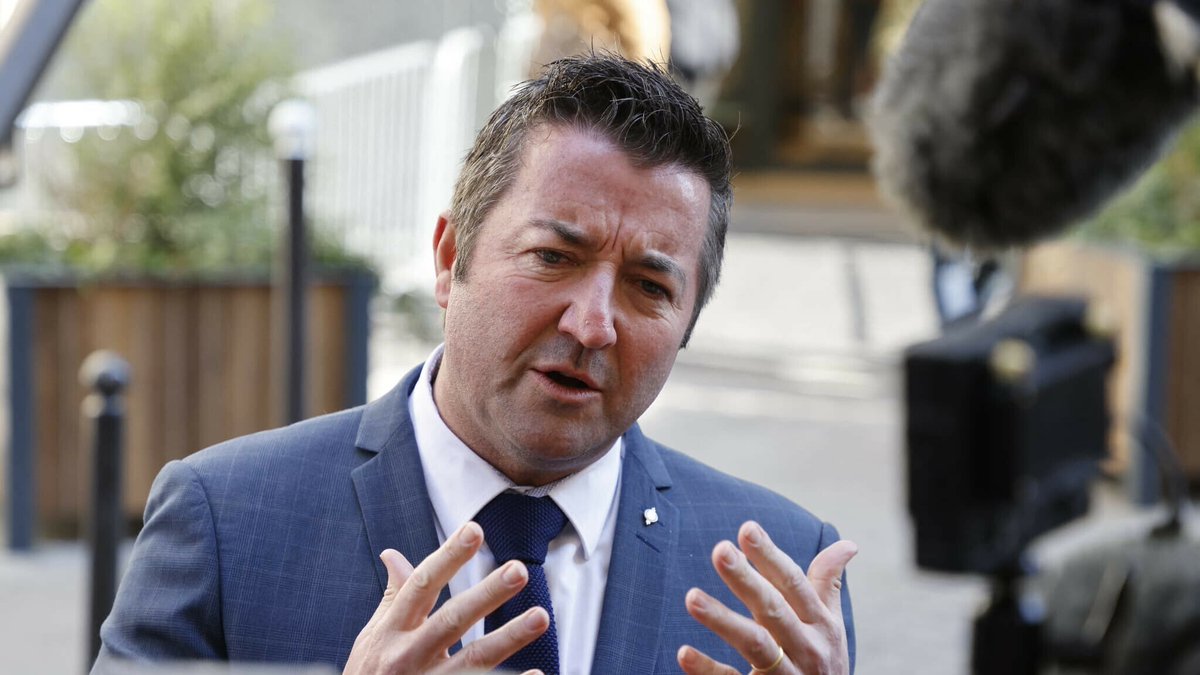 BFMTV's tweet image. Yvelines: Karl Olive écope de huit mois de prison avec sursis pour prise illégale d'intérêts
l.bfmtv.com/tIfD