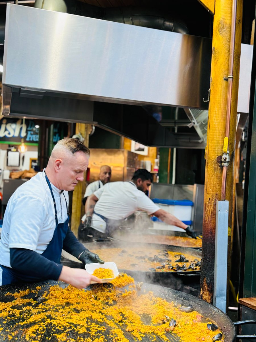KfteK's tweet image. Explore the colorful world of the market, where a feast of food and culture intersects. Whether it is the crowded stalls, the fragrant food, or the ancient arches, it will make people linger. 🍴✨