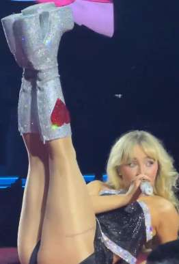 lietogirlsfwd's tweet image. something about that black juno outfit makes her 10x freakier everytime 😭