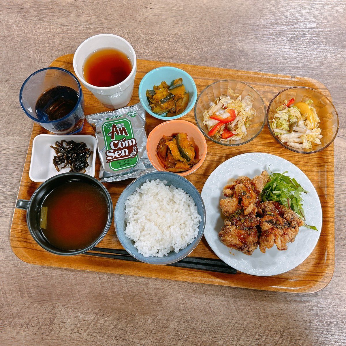 D_FarmKitchen's tweet photo. 今日のランチは今月1番人気のネギだれ唐揚げと手作り紅生姜入り豚玉でした！
唐揚げはやはり大人気！だれも毎回考えて美味しくいろんな味の唐揚げを提供しています❗️

週末は長野へ行き役30本の大根掘りとブロッコリー、ネギを収穫してもらってきました！ https://t.co/mwUTmut95S