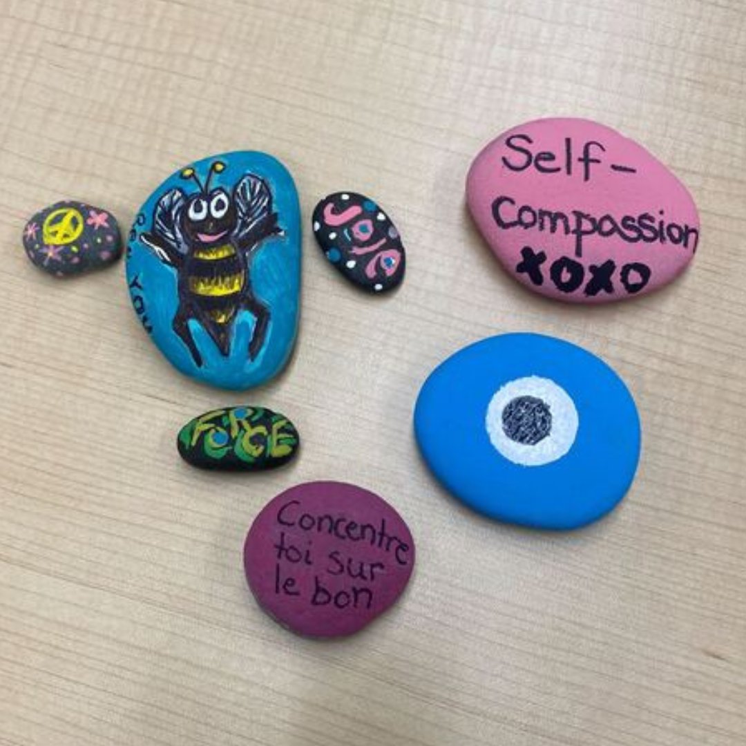 Lors de la troisième session du groupe de soutien, les participantes ont mis l'accent sur l'amour de soi en décorant des pierres avec des mots d'encouragement pour ramener chez elles en souvenir – un rappel de leur force et de leur beauté intérieure. ⭐💪