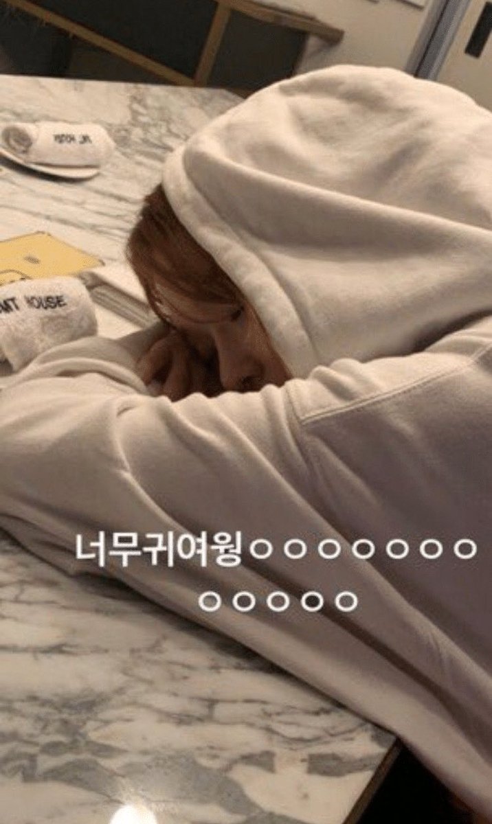 An ex-SM trainee (apparently) commented on this pic that Jimin really liked Minjeong and adored her since they were trainees, even when Minjeong leaves to get water Jimin would follow her, when she’s lying down or sleeping, Jimin would take pics of her; all aespa members have