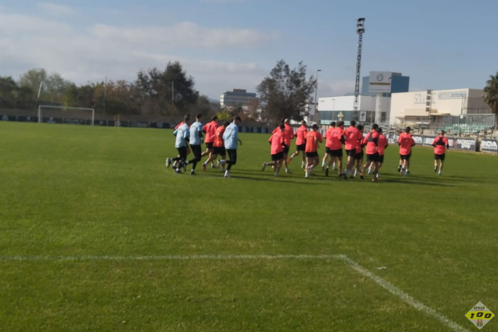 CartagenaEfese's tweet photo. La @SDHuesca aprovecha su estancia en Cartagena, tras su partido liguero con el @FCCartagena_efs, para realizar una sesión de entrenamiento en la Ciudad Deportiva Gómez Meseguer del @CartagenaEfese 🖤🤍🖤 https://t.co/EjQGqr1kOl