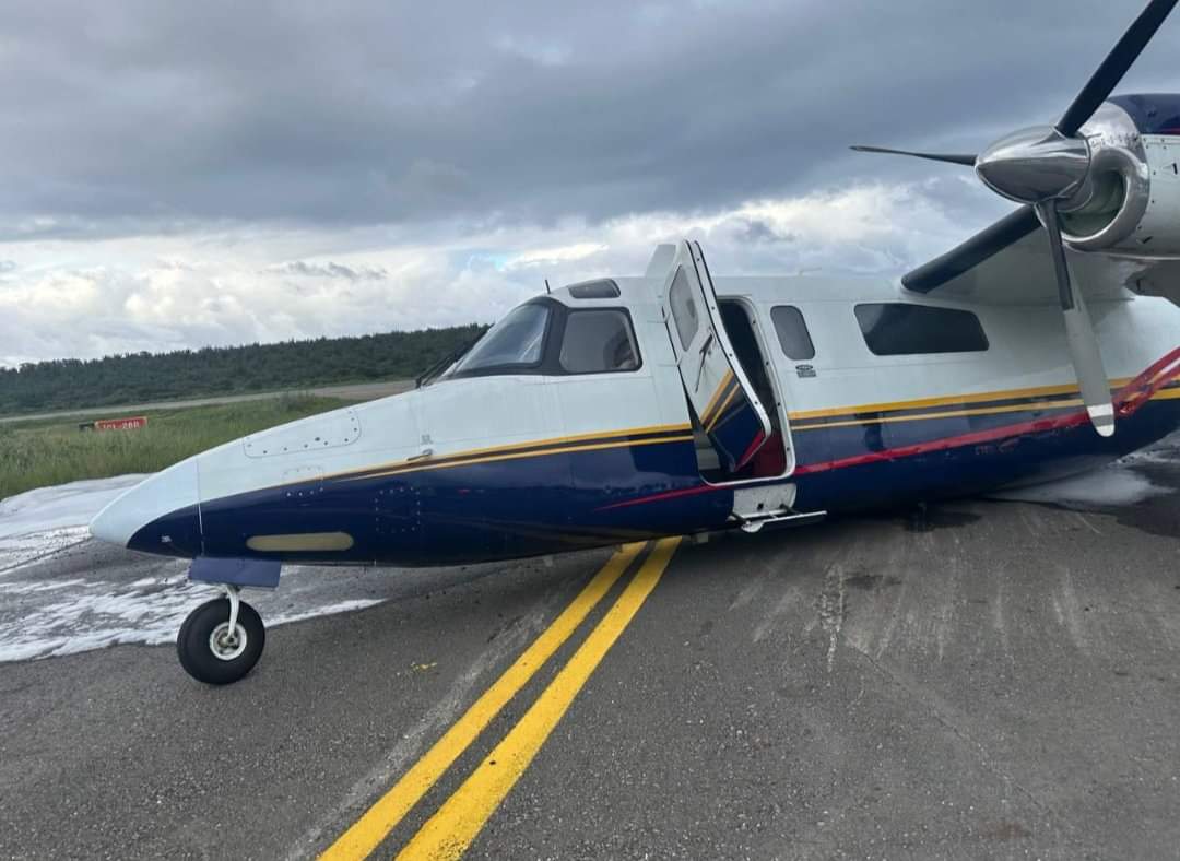 ivancp25's tweet photo. #AccidenteAéreo de turbohélice Rockwell #AeroCommander 695 #Jetprop980 (YVO154) #INAC. Rompió tren de aterrizaje principal derecho al tomar en Aeropuerto Internacional Simón Bolívar de #Caracas (CCS/SVMI), #Venezuela 🇻🇪. Comandante y Copiloto, únicos ocupantes, ilesos. 13-11-24 https://t.co/HKVun00WLq