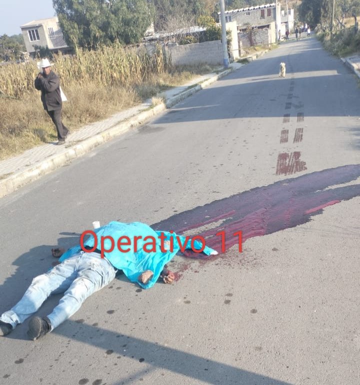 Gerardocelotl's tweet photo. Fue en #Temascalapa, #Edomex. Un hombre regreso a casa después de trabajar toda la noche y encontró a su esposa en la cama con otro. Tomó un #tubo y golpeó al sujeto, lo saco a la calle y le reventó la cabeza. El esposo engañado se fue de la casa. La Policía lo busca. https://t.co/zNng6VPAba