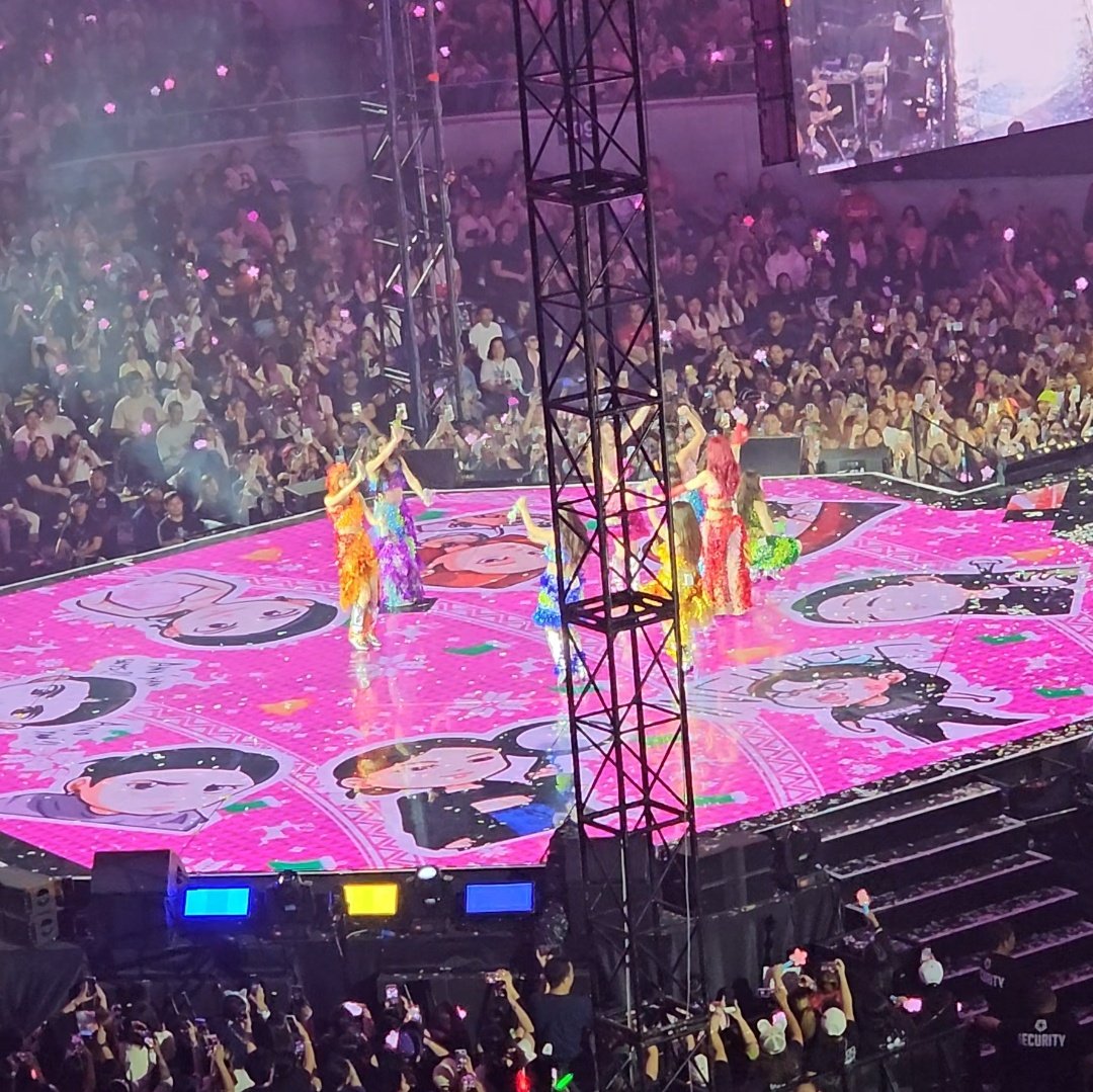 nationsgirlgrp's tweet photo. binalikan ko yung videos ko from d1 and ngayon ko lang napansin na yung stage during a part of COT ay animated version ng famous memes ng girls 😭😭😭 

#BINIRocksAtBigDome
#GrandBINIverse @BINI_ph https://t.co/FjmeI5YSFx