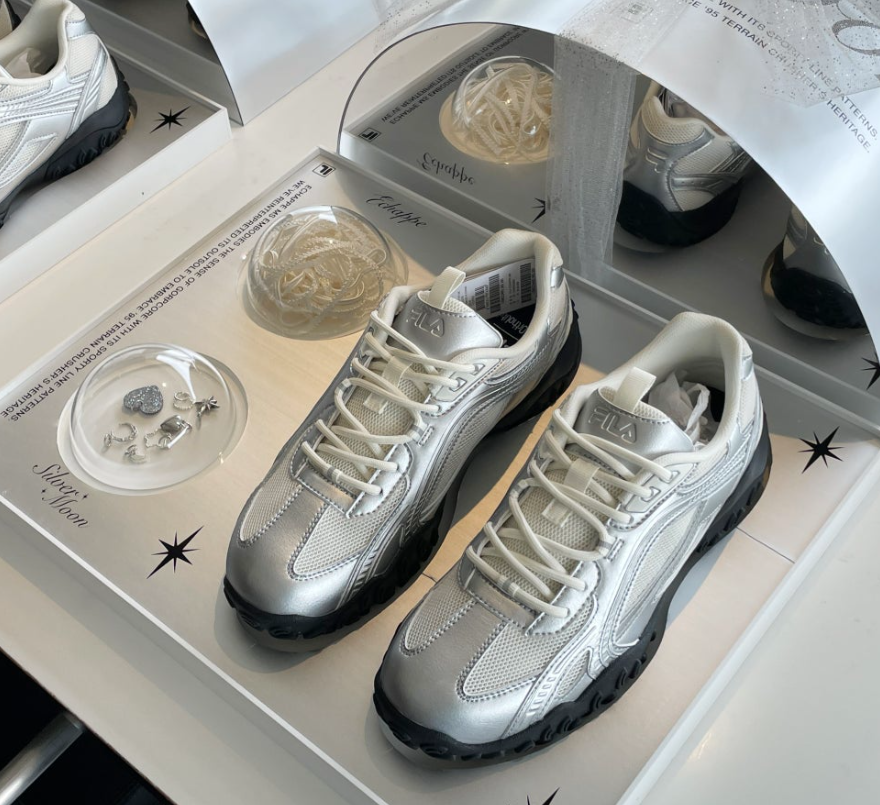 thisismynana's tweet photo. 💔Fila Echappe Silver Moon แบบพสโซฮีเว็บเติมของแล้วคับทุกคน ใครรออยู่มาเอ้บเร็วก่อนที่จะหมด สีนี้ฮิตมากๆๆ รอพรีประมาณ 2 วีคค่ะ🛫
💡size 220-290
〰️3190.- free reg!
#Fila #Echappe #พรีเกาหลี #หิ้วเกาหลี #พรีออร์เดอร์เกาหลี https://t.co/VEiEdEuIum