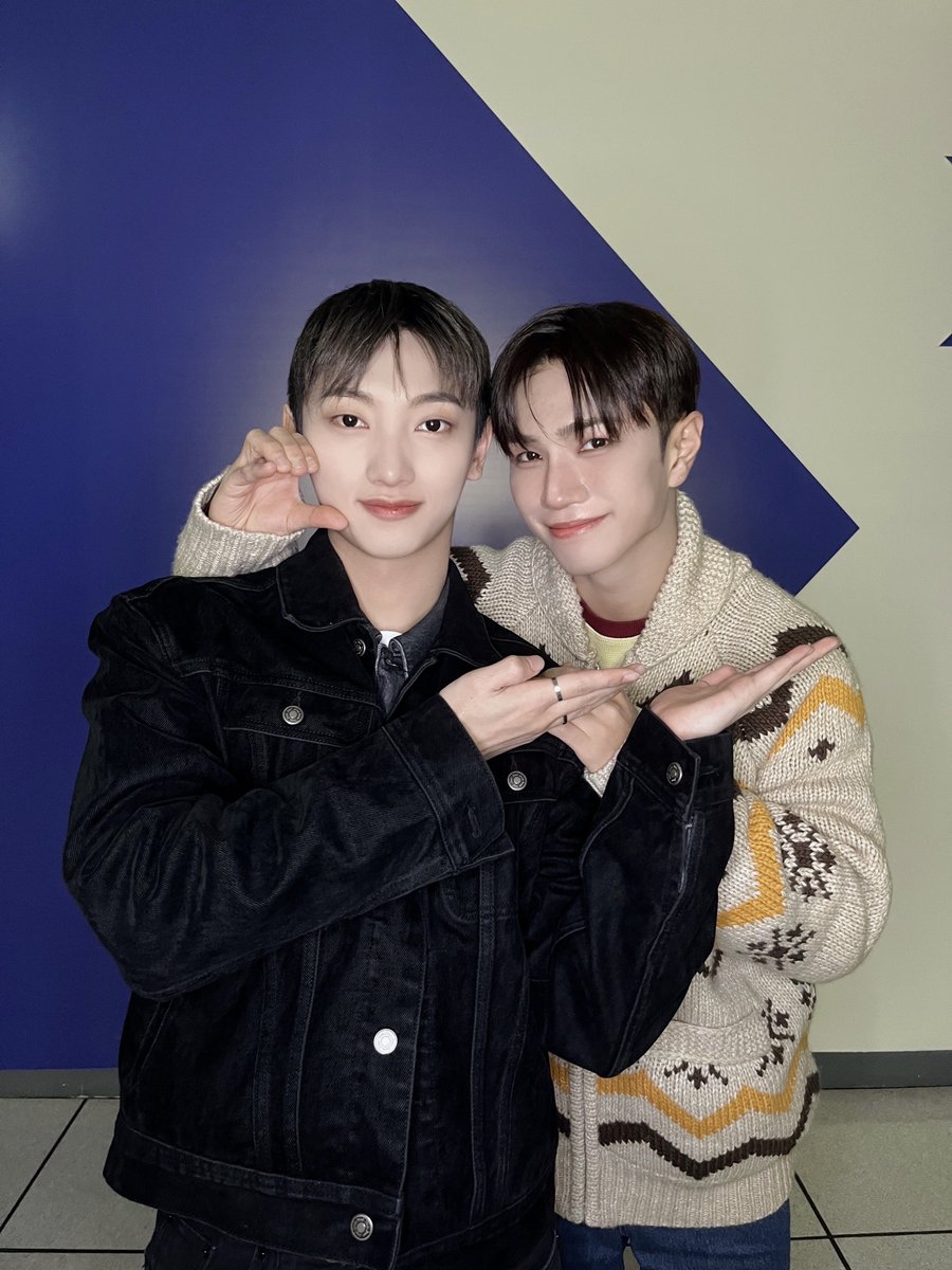 VannerOfficial's tweet photo. [#VANNER]

오늘도 찰떡같은 모습을
보여준 맏막즈🐶🦊

삐삐에 대한 사랑은
절대 아낄 수 없다구요🙂‍↕️💖

#배너
#태환 #TAEHWAN 
#영광 #YEONGGWANG https://t.co/nqiTowQ5gt