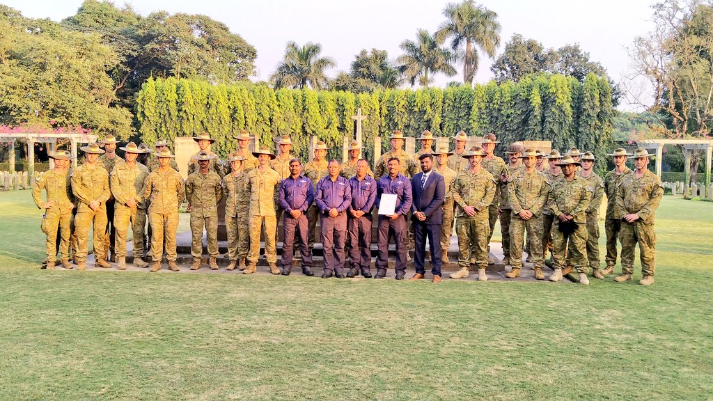 Senthil45999250's tweet photo. Australian Army Soldiers pay respects to the fallen. Kirkee Team has been appreciated for their immaculate work and presented with the Certification of Appreciation and Medal. LEST WE FORGET 💐 @CWGC @AAPAComms @AmitBan57027323 https://t.co/mg11DRIFz5