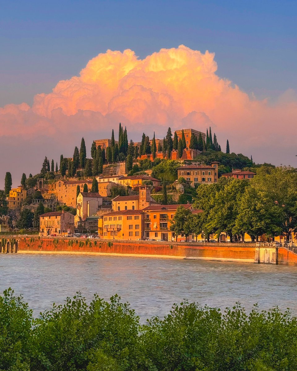 Shallow___py's tweet image. 빌딩도 전선도 안보여서, 과거로 시간여행 온 것 같았다.