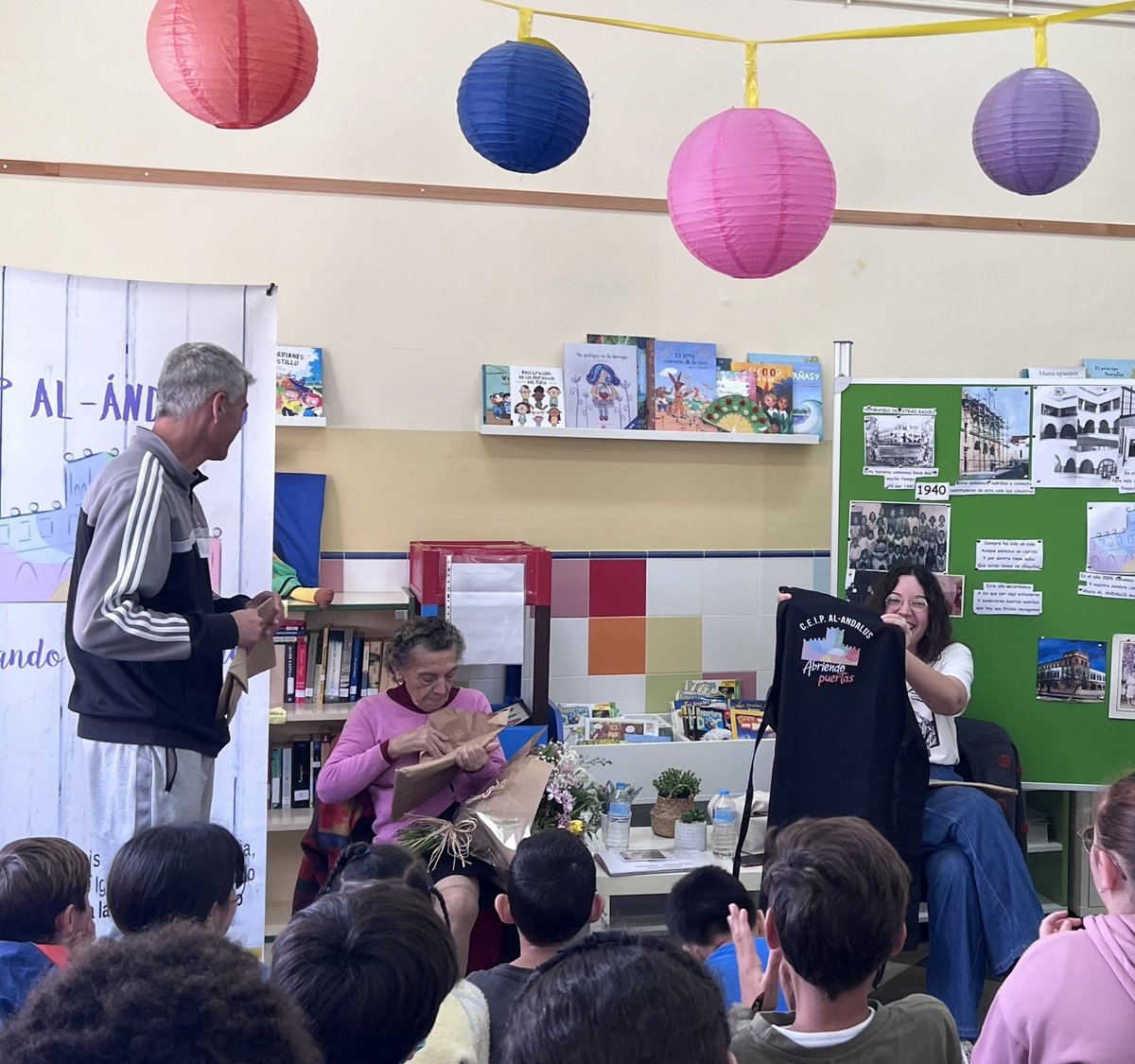 coleAl_Andalus's tweet photo. Hoy nos ha visitado Doña Rosa Moneo, la abuela del delantal con su nieta @Kluche_14. De esta manera tan bonita nos acercamos al barrio y su gente. #AbrazandoNuestrasRaíces #85ºAniversarioAl-Ándalus#diadelflamenco @gabinete_cadiz @BBEECADIZ https://t.co/j4LT1XQq53