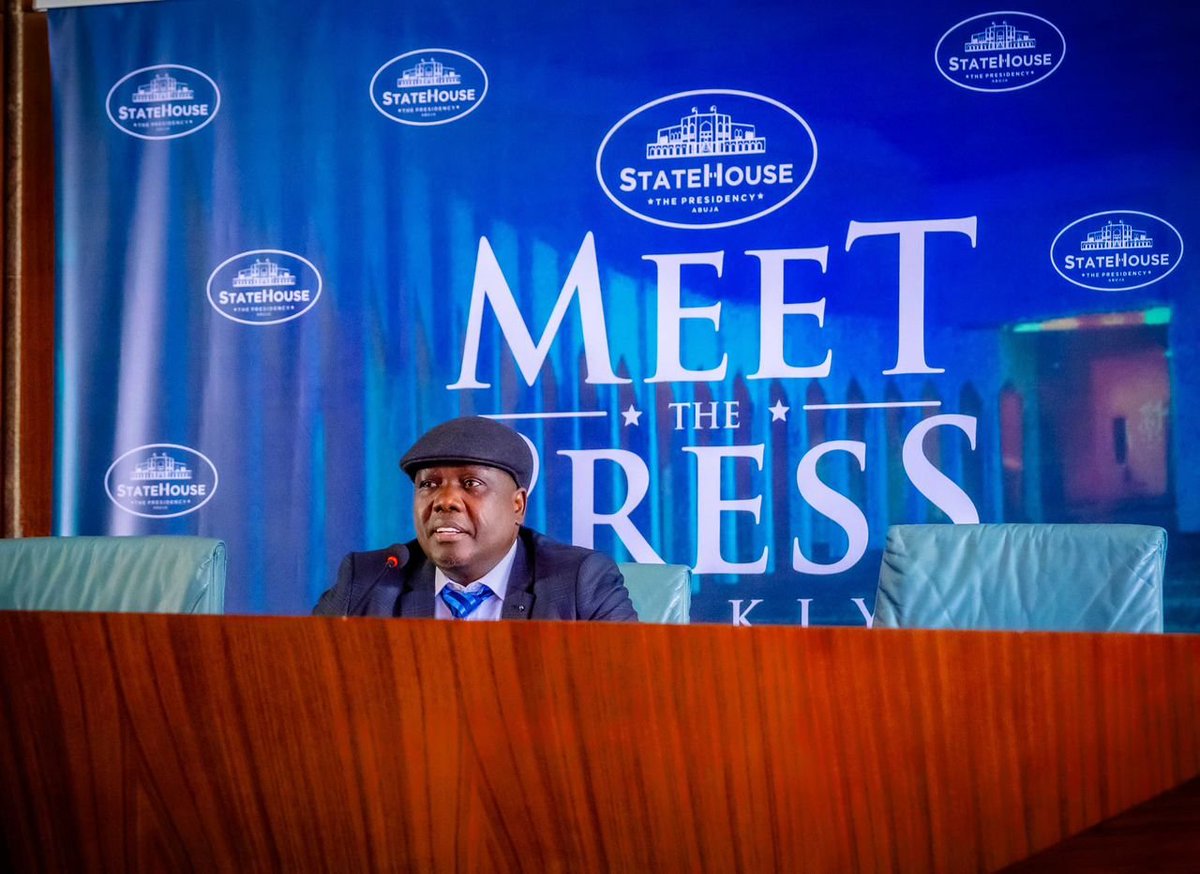 RenewedHopeUK's tweet image. BREAKING: 

The newly appointed Presidential spokesperson, Daniel Bwala, resumes official duties and addresses State House Press Corp.

More details later…

#VillaToday