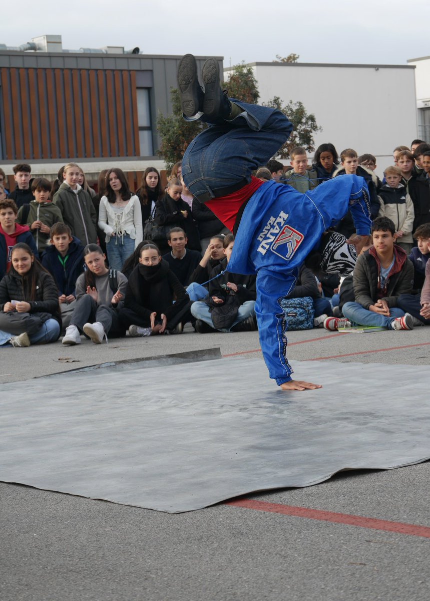 collegeNDLM56's tweet photo. SURPRISE 💥/ Comment bien commencer la semaine au @collegeNDLM56 😎 Merci à la compagnie Primitif pour le spectacle de danse Hip-Hop lors de la récréation ce matin ! https://t.co/OGQ6xvBmTe