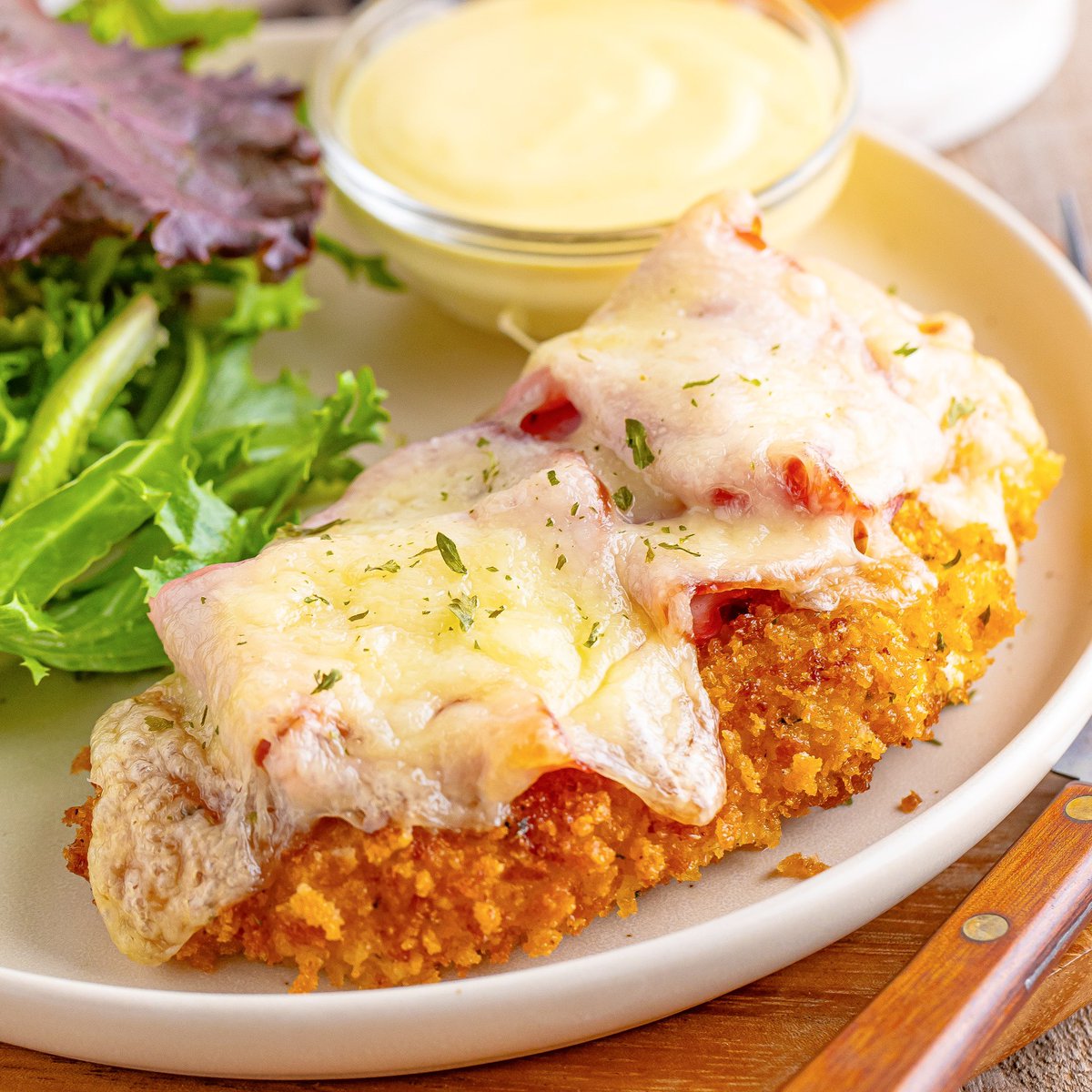 Country_Cook's tweet image. Malibu Chicken is golden brown crusted chicken with melted Swiss cheese and savory ham, all served with a tangy dipping sauce for the perfect dinner! thecountrycook.net/malibu-chicken/