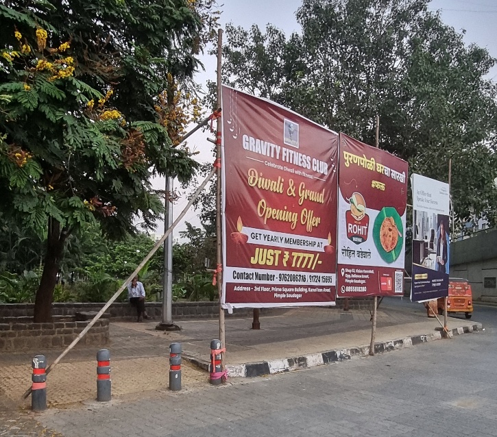 RohitMisra11's tweet photo. @PCMCSarathi @pcmcindiagovin @PCMCSarathi @pcmcindiagovin Sadly one more hoarding has been added instead of taking these nuisance down. They are clearly obstructing genuine pedestrians. https://t.co/Ei5vWC6ckP