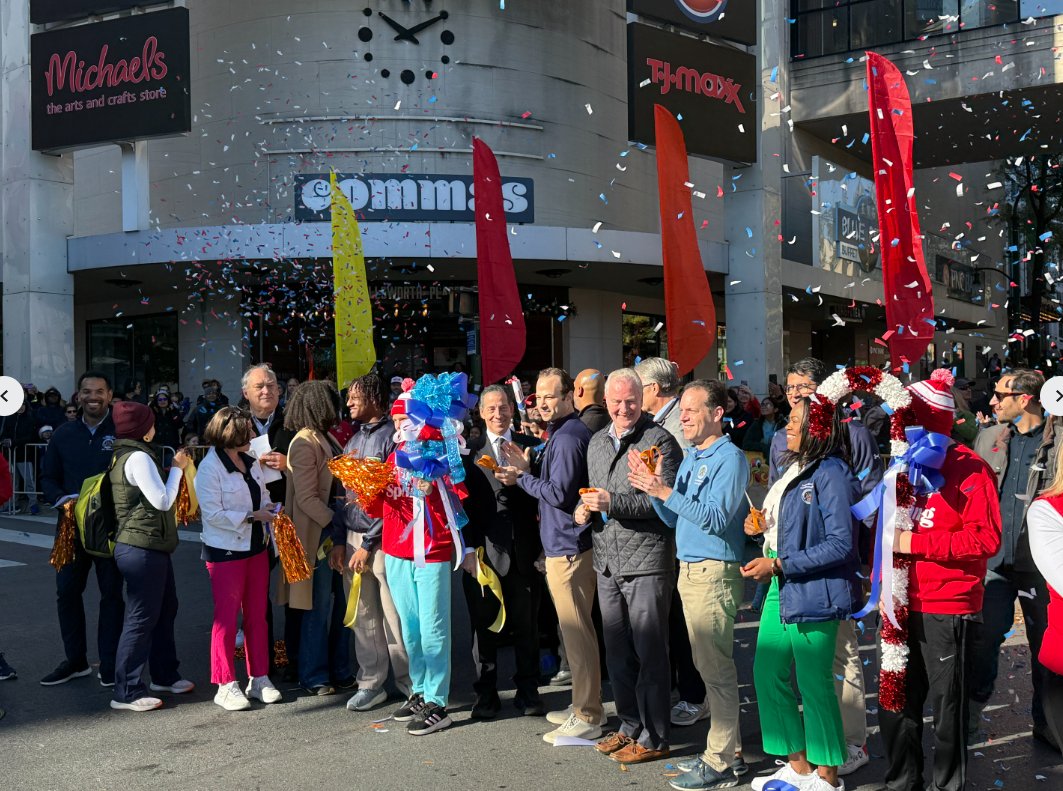 jamie_raskin's tweet photo. Thx to all my true-blue friends and Democracy Summer alumni who joined me this weekend to kick off our holiday season at the MoCo Thanksgiving Parade and Team Raskin Gratitude Brunch! Sending thanks to all for your amazing hard work in this tough 2024 election year. https://t.co/G3JofmoznA