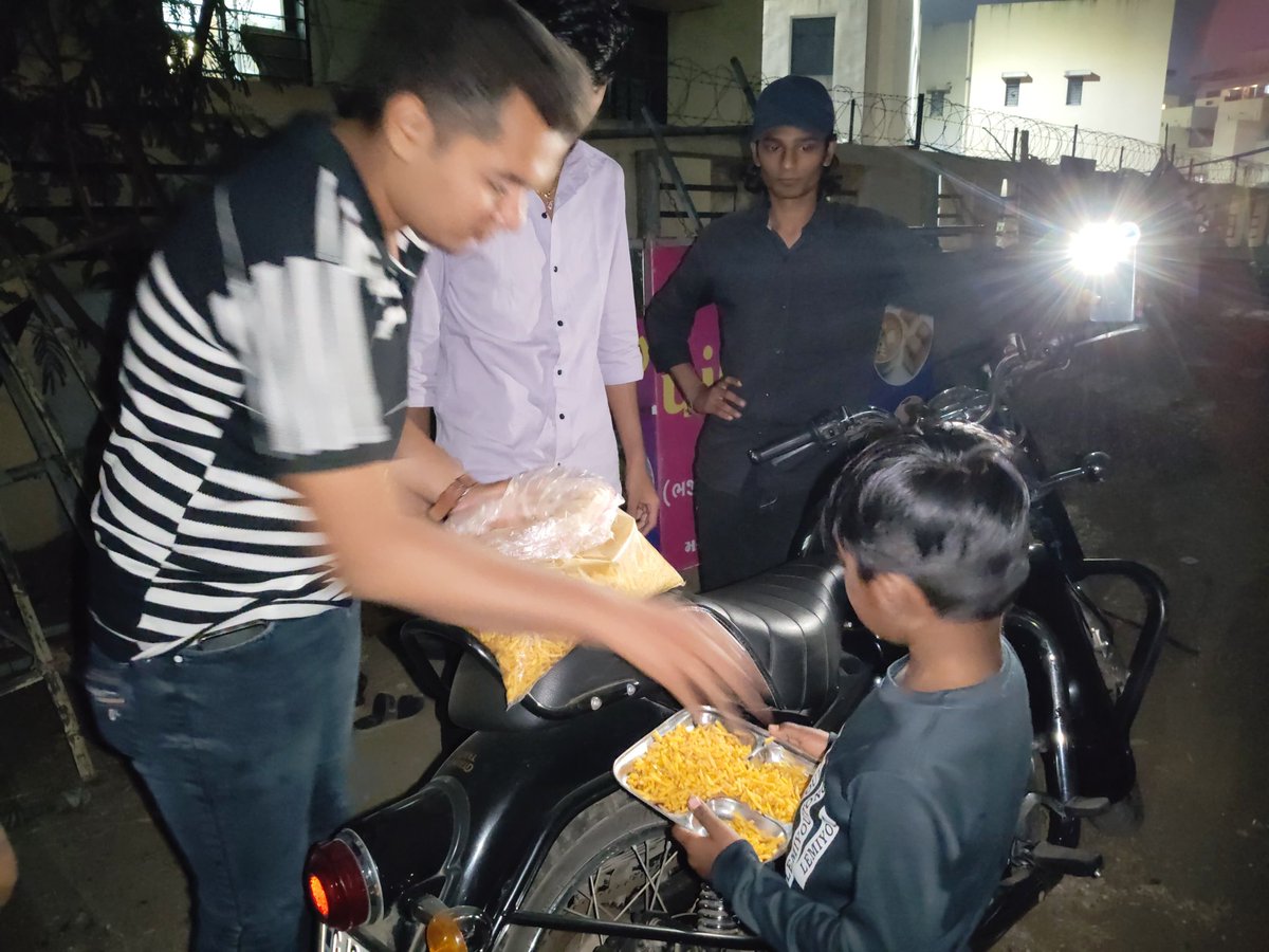 ABVP_Rajkot's tweet image. #Abvprajkot મહાનગર દ્વારા SFS અંતર્ગત બસ્તી માં નાસ્તા નું વિતરણ કરવા માં આવ્યું..

#ABVPRajkot #abvpgujarat #abvpvoice #studentforseva