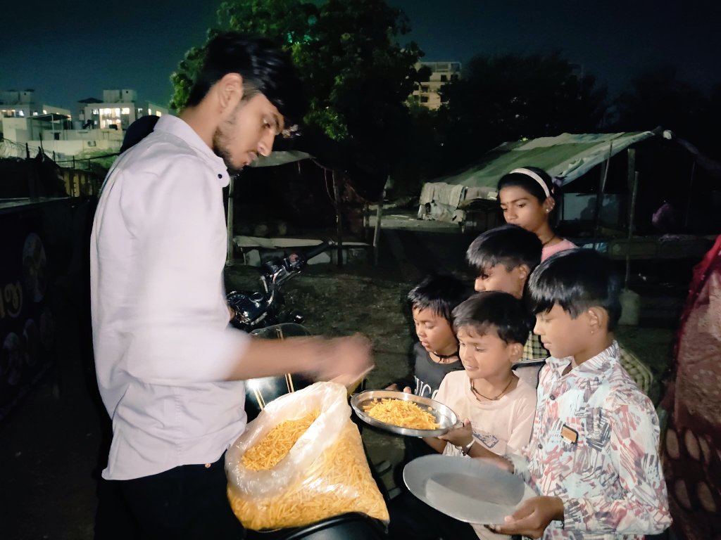 ABVP_Rajkot's tweet image. #Abvprajkot મહાનગર દ્વારા SFS અંતર્ગત બસ્તી માં નાસ્તા નું વિતરણ કરવા માં આવ્યું..

#ABVPRajkot #abvpgujarat #abvpvoice #studentforseva